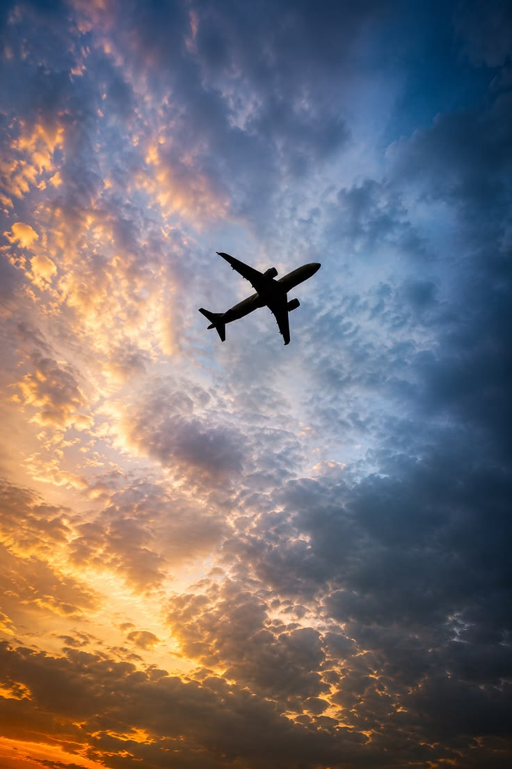 Avião no céu chegando ao Aeroporto de Bonito MS