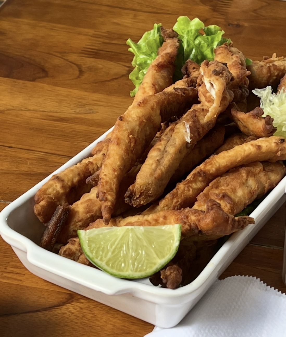 Iscas de peixe fritas com limão — petisco típico de Bonito MS