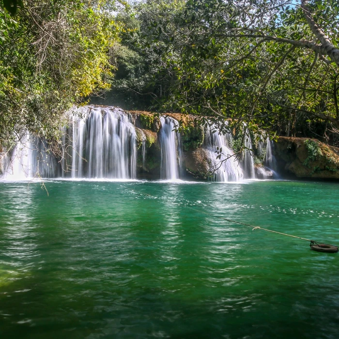 Cachoeira com grande volume de água em Bonito MS na estação chuvosa