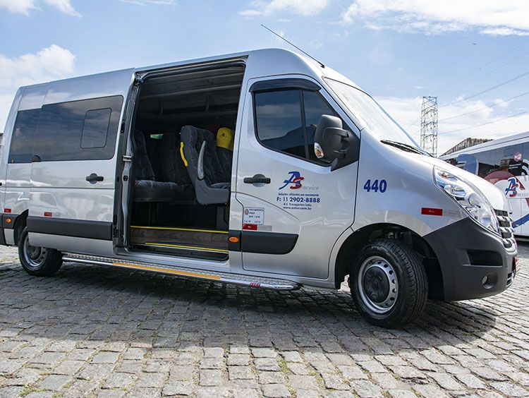Van de transporte compartilhado buscando passageiros em hotel de Bonito MS