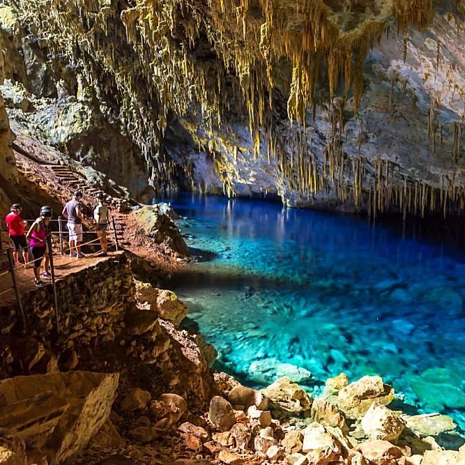 Gruta com lago de água azul-turquesa em Bonito MS